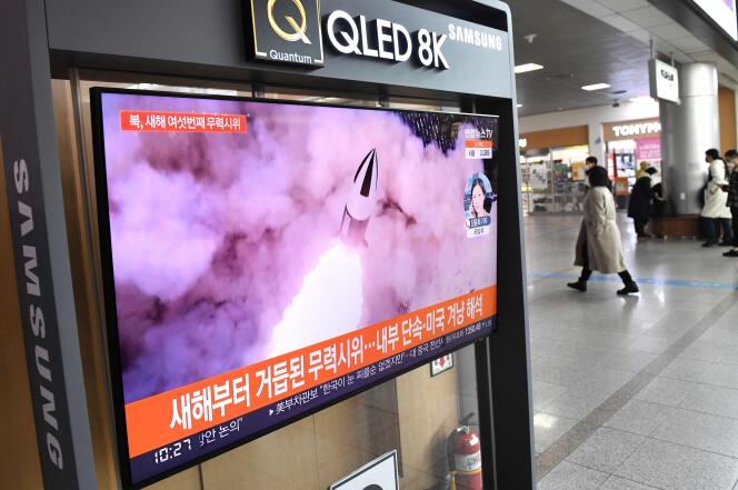 Ein Fernsehbildschirm an einem Bahnhof in Seoul am 27. Januar 2022 zeigt den Start einer nordkoreanischen Rakete.