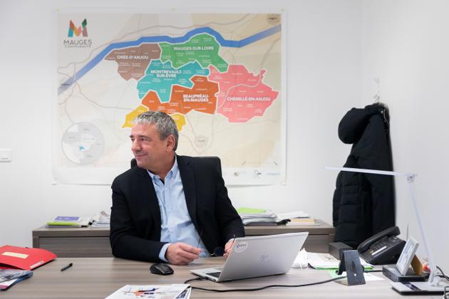 Didier Huchon, maire de Sèvremoine (Maine-et-Loire) et président de Mauges Communauté, dans son bureau à Saint-Macaire, le 19 janvier 2022.