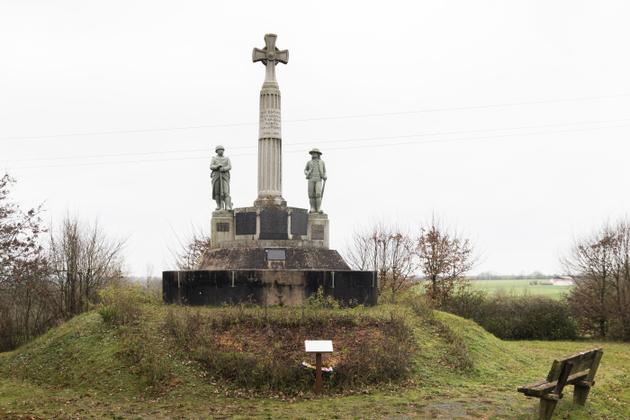 Le monument aux morts du Fief-Sauvin (Maine-et-Loire), réunissant un poilu et un chouan.