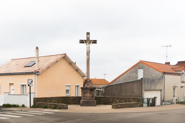 Calvaire dans une rue de Saint-Macaire-en-Mauges (Maine-et-Loire).