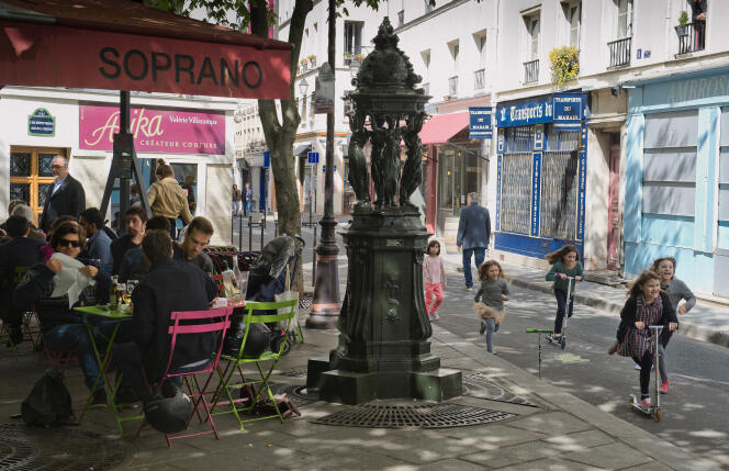 Une fontaine Wallace, place Nathalie-Lemel, dans le quartier du Marais (Paris 3e).