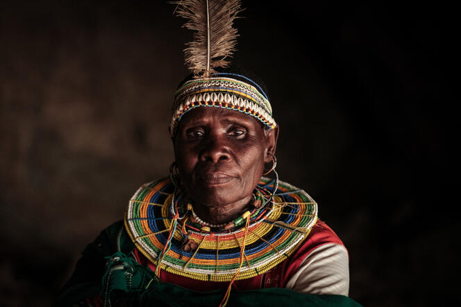 Chepchai Limaa, ex-exciseuse de la tribu Pokot (Ouganda) dans la grotte où les petites filles se reposaient après leur excision, jusqu’à l’interdiction de cette pratique en 2010.  Village de Katabok, Ouganda, janvier 2018.