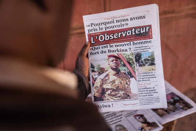 La « une » du journal burkinabé « L’Observateur » affiche la photo du chef de la mutinerie, Paul-Henri Damiba, à Ouagadougou, le 25 janvier 2022.