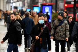 Un passant portant un masque dans une rue de Londres, jeudi 27 janvier 2022.
