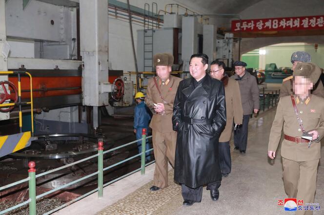 Dieses Foto ohne Titel, das am 28. Januar 2022 von der offiziellen KCNA-Agentur zur Verfügung gestellt wurde, zeigt Kim Jong-un, wie er an einem unbekannten Ort zu einer Munitionsfabrik geht.