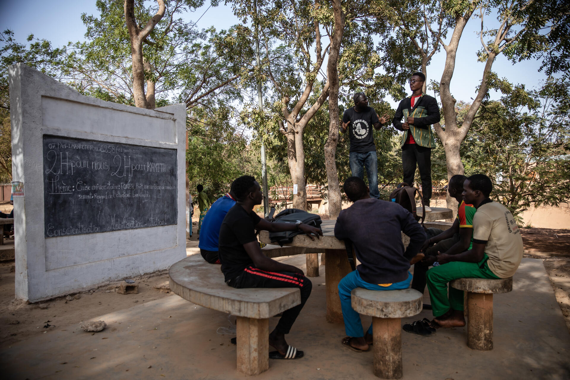 Le 21 janvier 2022, discussion sur les conséquences de la réforme LMD au Burkina Faso dans le cadre des débats quotidiens "Deux heures pour nous, deux heures pour Kamita" organisés sur le campus universitaire de Ouagadougou.