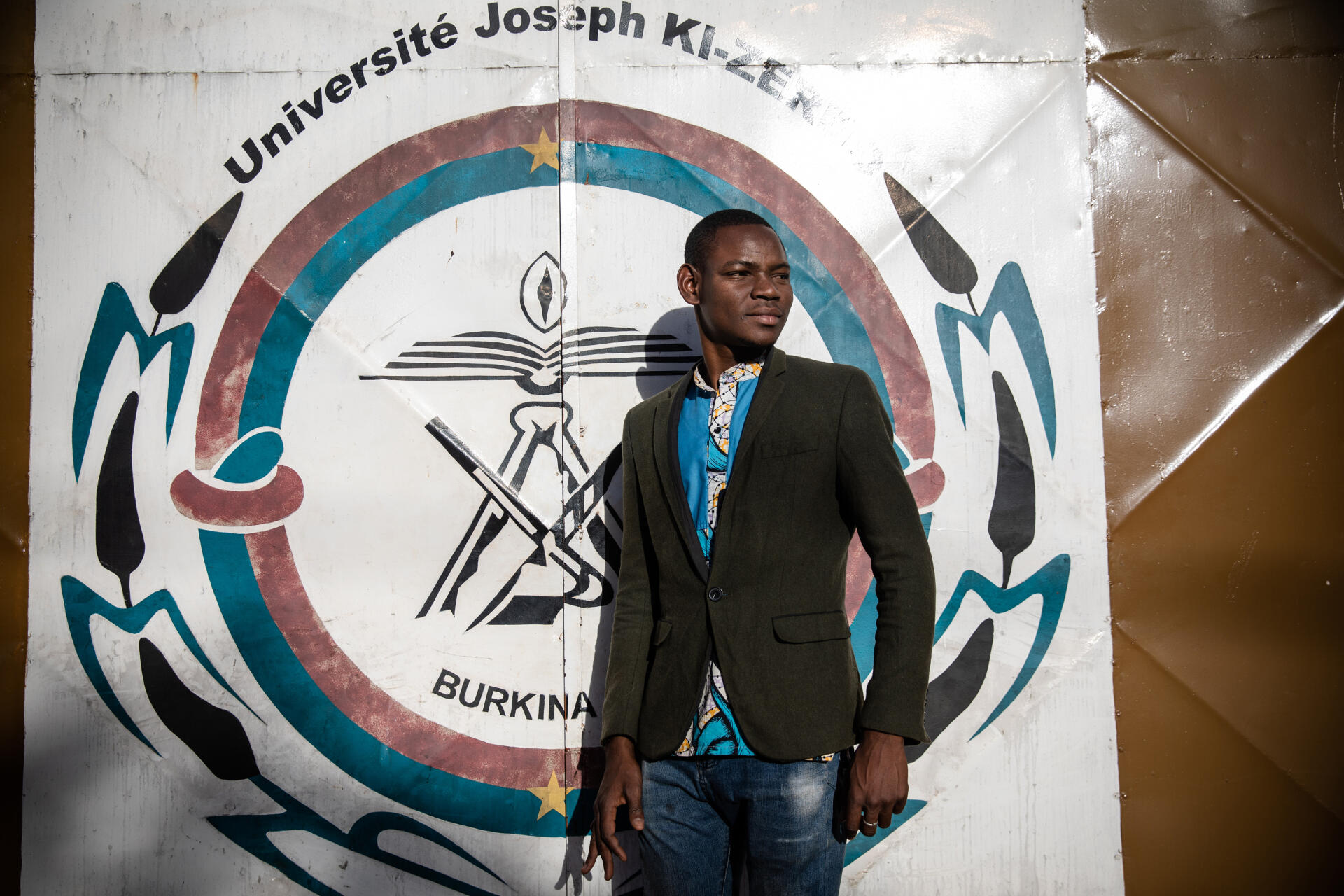 Adama Sabou, étudiant, le lundi 24 janvier 2022 devant l'université Joseph-Ki-Zerbo à Ouagadougou. Adama organise chaque mois un thé-débat avec d'autres étudiants du Sahel.