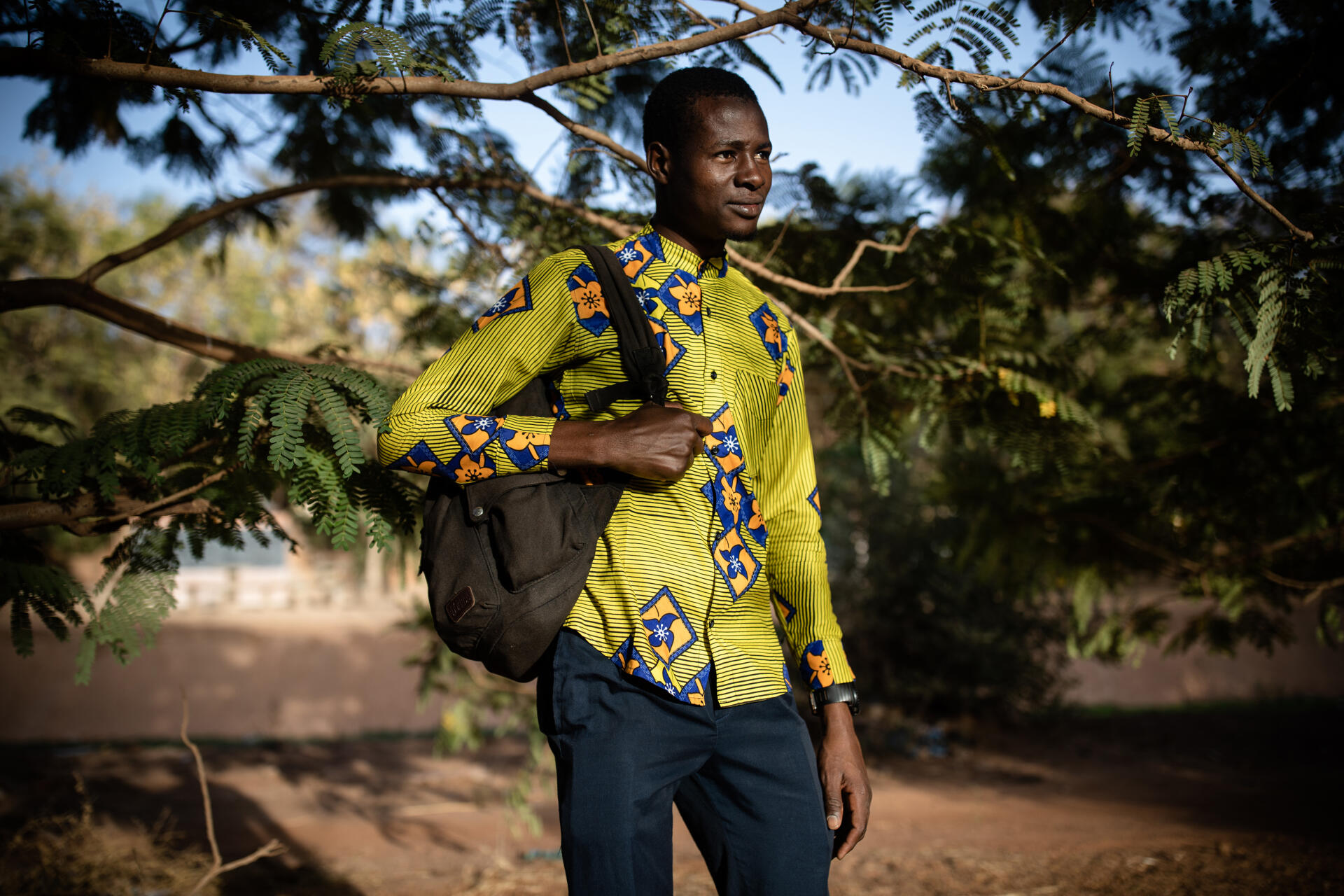 Hati Ouedraogo, étudiant et gardien de nuit, au campus universitaire de Ouagadougou le 21 janvier 2022. Hati a grandi dans le nord du Burkina Faso et vit à Kamboinsin, à 45 minutes de vélo de l'université Joseph-Ki-Zerbo.