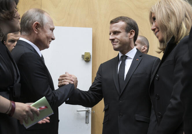 Il presidente russo Vladimir Putin (a sinistra) ed Emmanuel Macron a Parigi nel 2019.