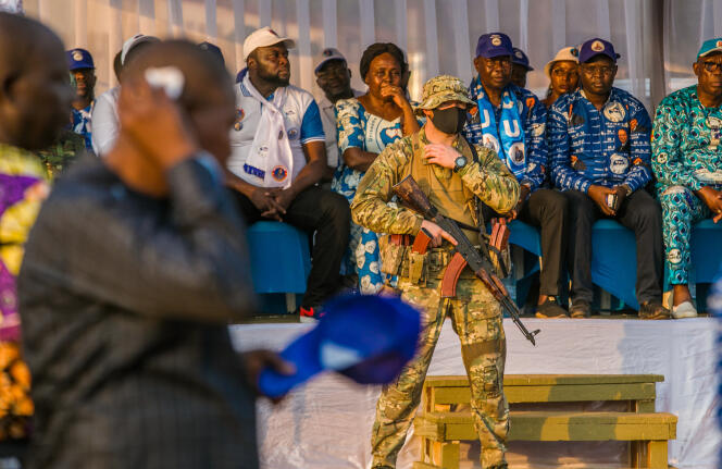 Un paramilitaire russe assure la sécurité d’un meeting du président Faustin-Archange Touadéra, à Bangui, en République centrafricaine, le 25 décembre 2020.
