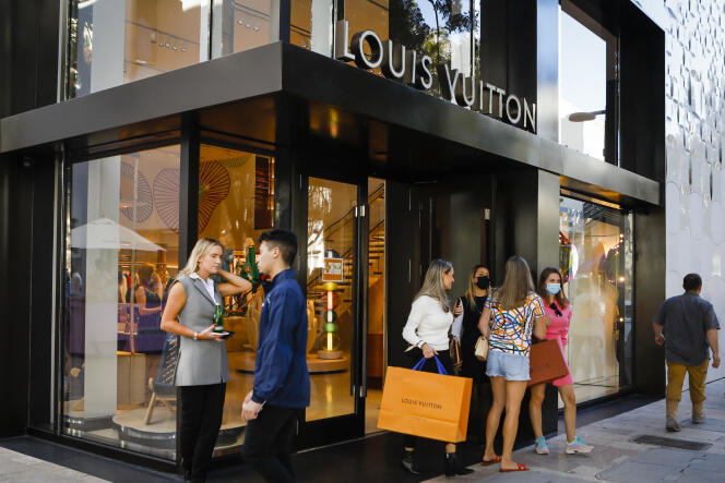 Devant un magasin Louis Vuitton, à Miami, en Floride, en novembre 2021.