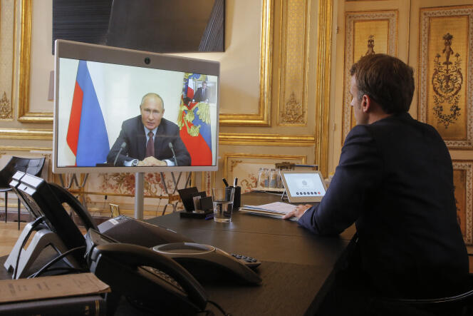Emmanuel Macron s’entretient avec le président russe Vladimir Poutine lors d’une vidéoconférence le 26 juin 2020 à l’Élysée à Paris.