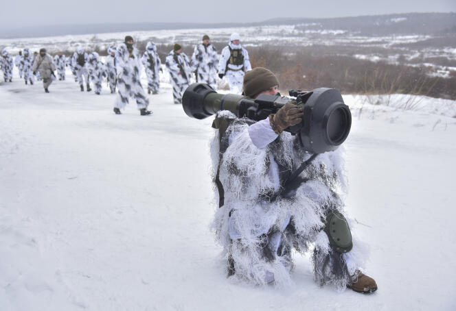 Des soldats en exercice au centre d’entraînement militaire de Yavoriv, près de Lviv en Ukraine, le 28 janvier 2022.