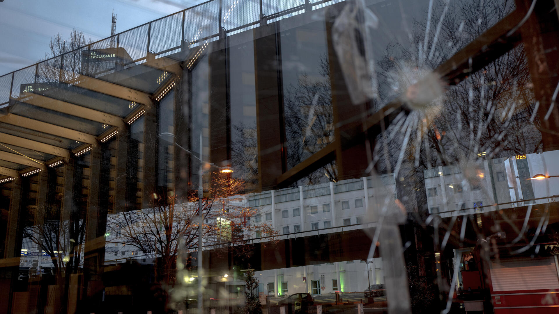 Une vitre cassée du centre commercial près de l’échangeur, à Bagnolet (Seine-Saint-Denis), le 27 janvier 2022.