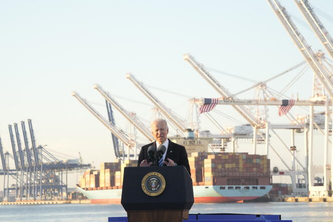 Photo : Joe Bieden, le 1er novemebre 2021, dans le port de Baltimore détaillant son plan sur les chaînes d’approvisionnement