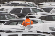Des voitures neuves en attente d’être exportées, au port de Duisbourg, en Allemagne, le 15 janvier 2022.