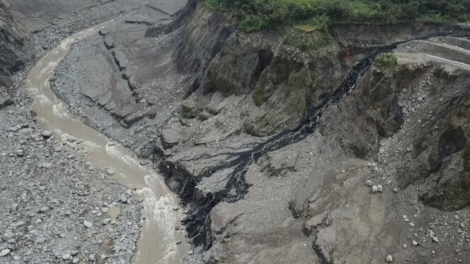 Du pétrole se déverse depuis un oléoduc à Piedra Fina, en Equateur, le 29 janvier 2022.