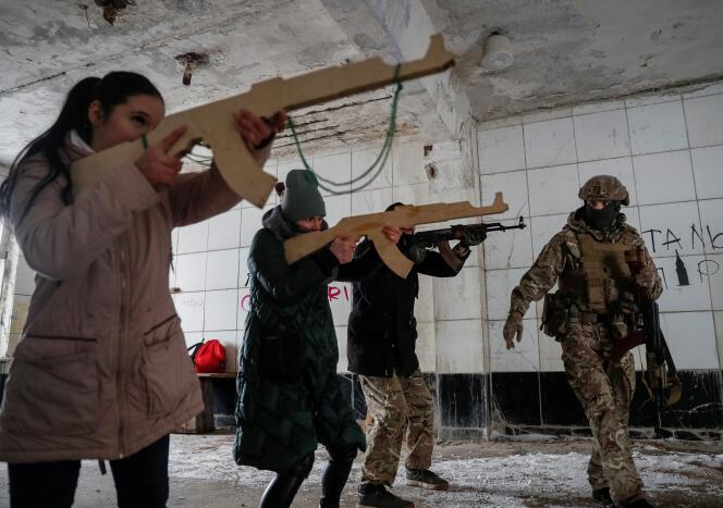 Des militaires ukrainiens entraînent des civils au maniement des armes, in Kiev, le 30 januari 2022.