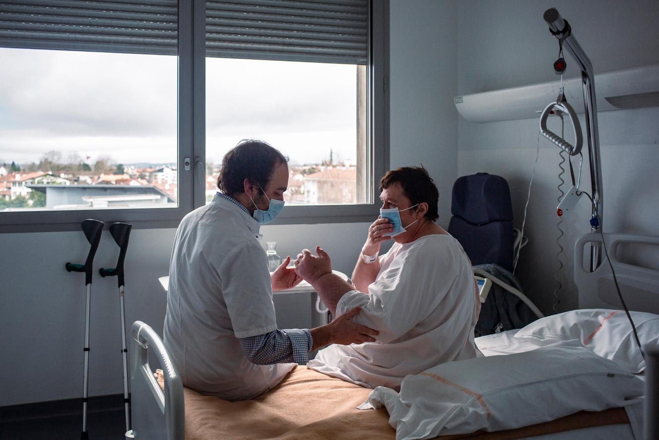 Une patiente est suivie par le docteur Guillaume Goldzak pour un traitement post-cancer du sein. Elle souffre également d’un gonflement du bras. Centre hospitalier de la Côte basque, à Bayonne (Pyrénées-Atlantiques), le 20 janvier 2022.