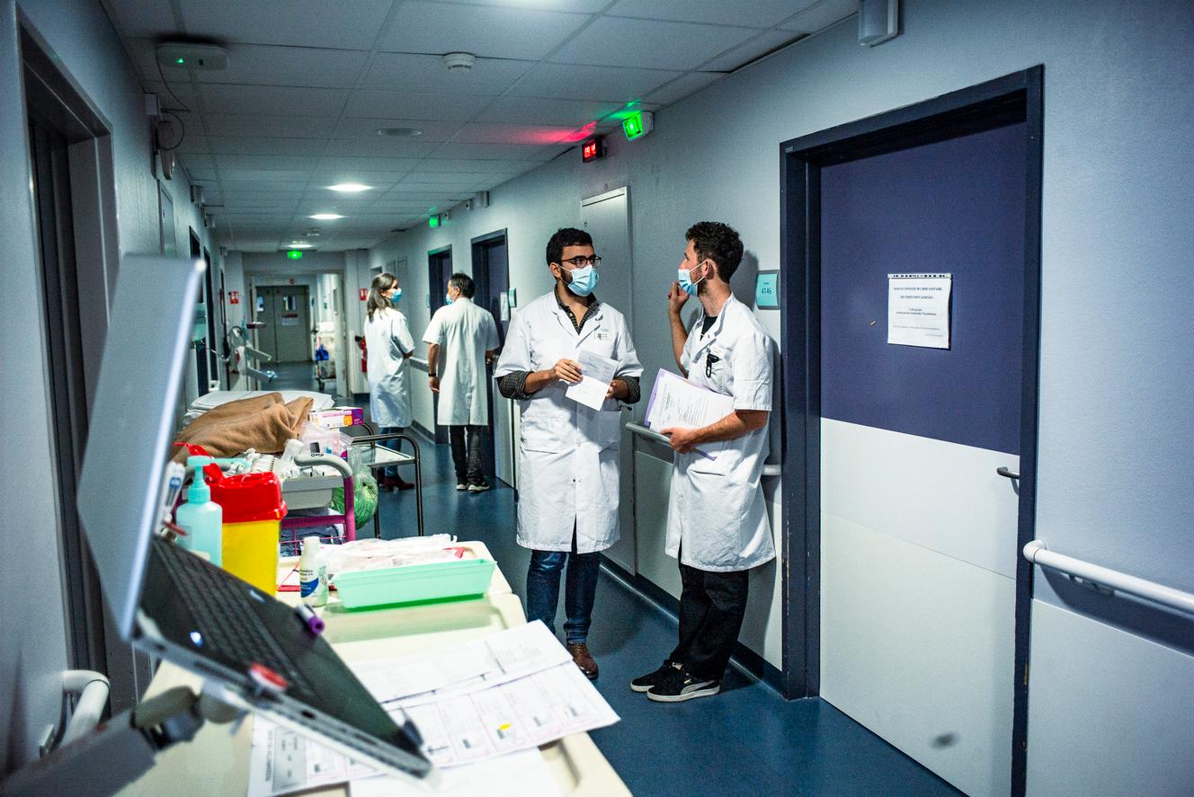 Le docteur Da Silva (avec des lunettes) informe le seul interne du service oncologie sur une patiente. Centre hospitalier de la Côte basque, à Bayonne (Pyrénées-Atlantiques), le 20 janvier 2022.