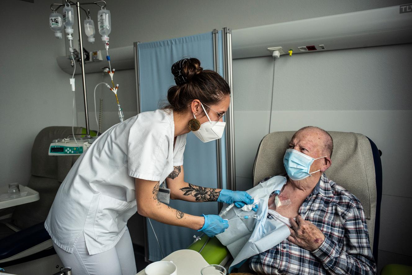 Une infirmière prépare un patient pour sa séance de chimiothérapie. Centre hospitalier de la Côte basque, à Bayonne (Pyrénées-Atlantiques), le 20 janvier 2022.