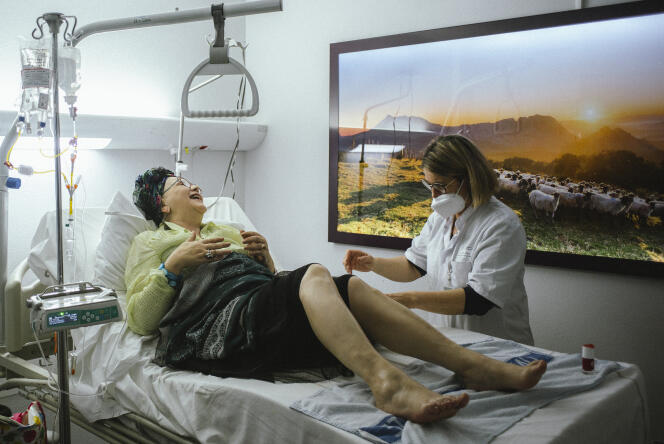 Céline Gaillardet, psycho-esthéticienne, vernit les ongles de Nathalie pendant sa chimiothérapie, dans un hôpital de Bayonne, le 20 janvier 2022.