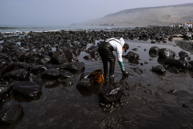 Petróleo crudo el 27 de enero de 2022 frente a la costa de Ancón, al norte de Lima, Perú.