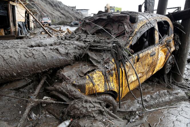 Une voiture prise dans la boue, le 1er février 2022 à Quito.