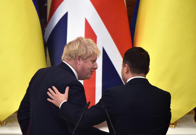 Il presidente ucraino, Volodymyr Zelensky (à droite), e il premier ministre britannique, Boris Johnson, dopo una conferenza stampa congiuntamente all'edizione di leurs entretiens a Kiev, il 1er février 2022.