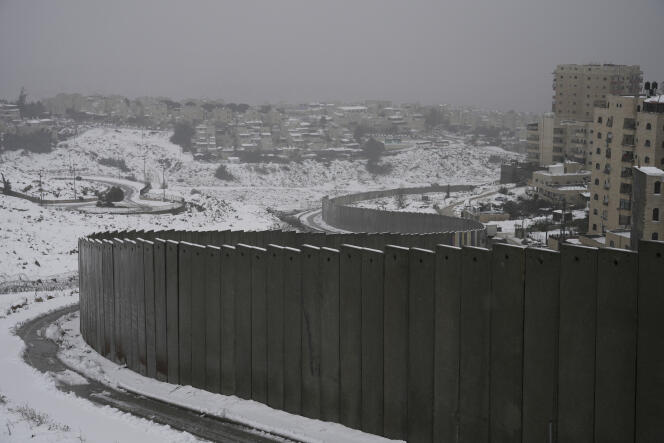 Une section du mur dit « de séparation », entre le camp de réfugiés palestinien de Shuafat, à droite, et le quartier de Pisgat Zeev à Jérusalem-Est, le 27 janvier 2022.