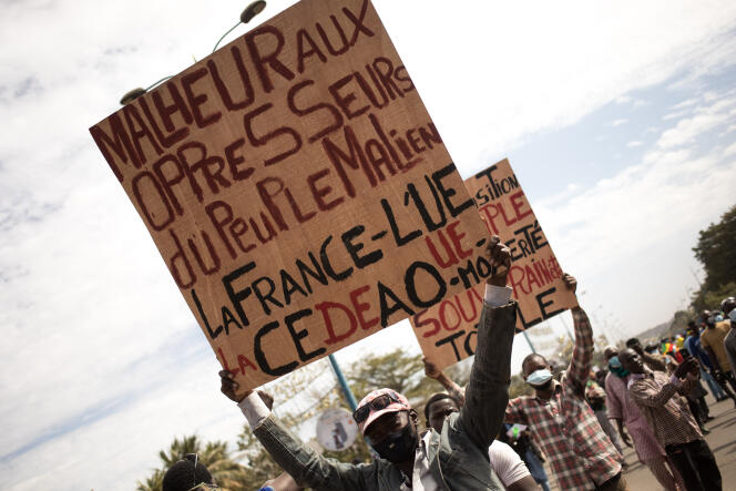 Die Demonstranten protestieren gegen die Verhängung von Sanktionen gegen Mali und Junte gegen die kommunikative Ökonomie der Etats de l'Afrique de l'Ouest (CEDEAO) am 14. Januar 2022.