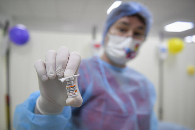 Une infirmière présente une fiole du vaccin Pfizer-BioNTech COVID-19 pour les enfants de 5 à 11 ans dans un centre de vaccination à Bucarest, en Roumanie, le 26 janvier 2022.