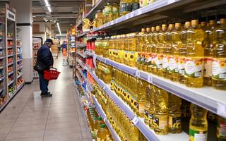 Un cliente guarda una nota informativa mentre fa la spesa in un supermercato nel 12° distretto di Budapest il 1° febbraio 2022, quando il governo ha annunciato un blocco dei prezzi per diversi alimenti di base. Il primo ministro ungherese Orban aveva annunciato controlli sui prezzi dal 1° febbraio su diversi generi alimentari comuni in risposta all'aumento dell'inflazione. Il controllo dei prezzi è in vigore fino al 1 maggio 2022. (Foto di ATTILA KISBENEDEK / AFP)