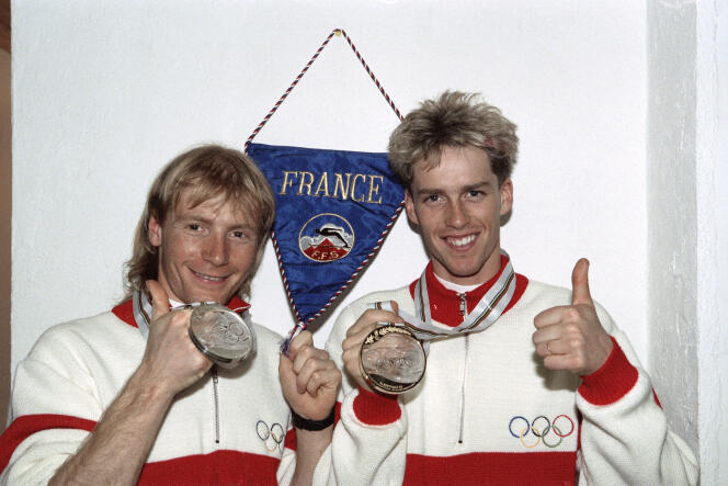 Sylvain Guillaume (à gauche) et Fabrice Guy (à droite) posent avec leur médaille d’or et d’argent du combiné nordique, le 12 février 1992 lors des Jeux olympiques d’Albertville.