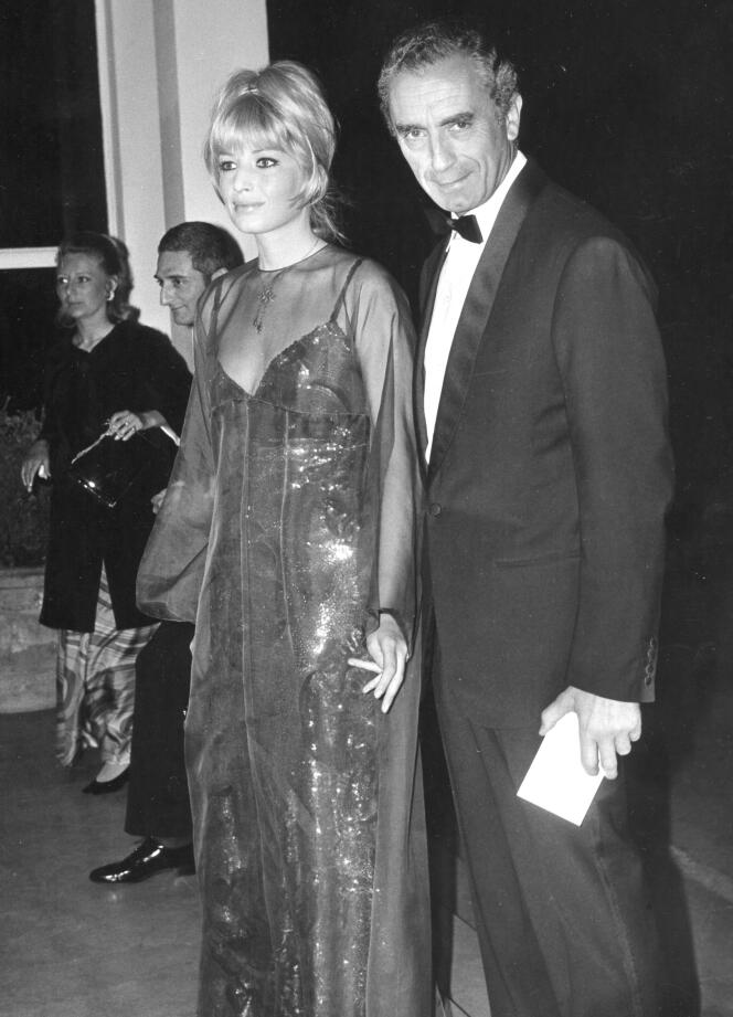 L'attrice italiana Monica Vitti e il regista Michelangelo Antonioni arriva al galà del Festival di Cannes, il 7 maggio 1967.