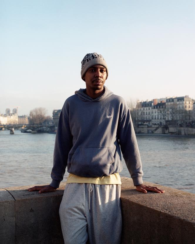 « Je m’appelle Christian Ifasso, j’ai 20 ans et je viens du quartier du Bois-l’Abbé, à Champigny-sur-Marne, dans le 94 [Val-de-Marne]. (…)  On se sent moins concernés par ce que les politiciens revendiquent ou veulent faire parce qu’ils s’adressent à des personnes un peu plus responsables que nous, un peu plus grandes, un peu plus âgées. Ça ne correspond pas à ce que les jeunes cherchent. (…) ». A Paris, en janvier 2022.