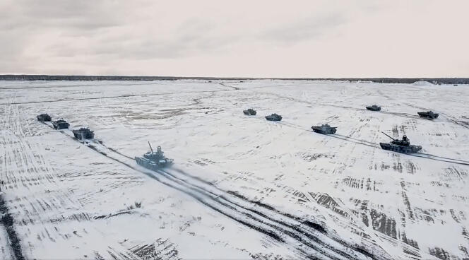Capture d’écran d’une vidéo publiée par le service de presse du ministère de la défense russe, le mercredi 2 février 2022, montrant des chars russes et biélorusses en route lors d’un exercice militaire conjoint sur le champ de tir de Brestsky, en Biélorussie.