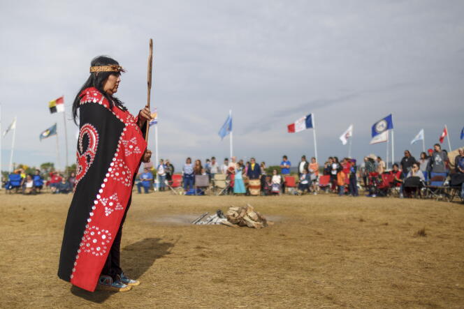 Une cérémonie au Sacred Stone Camp, en Dakota del Norte, en 2016, lors d'un rasemblement pour protester contra la construcción de un oleoducto.