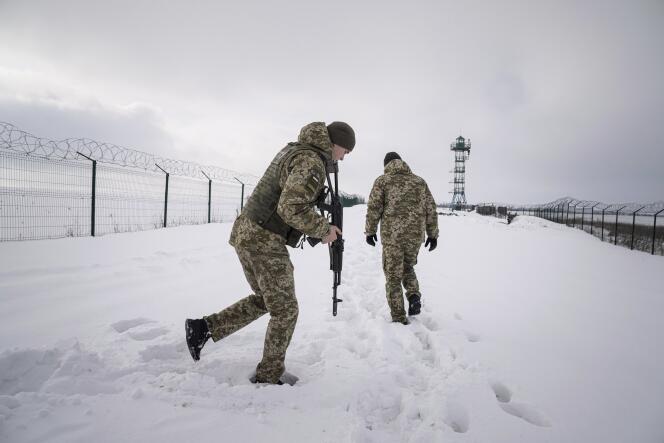 Des gardes-frontières ukrainiens près du village de Hoptivka, à la frontière avec la Russie, le 2 février 2022.
