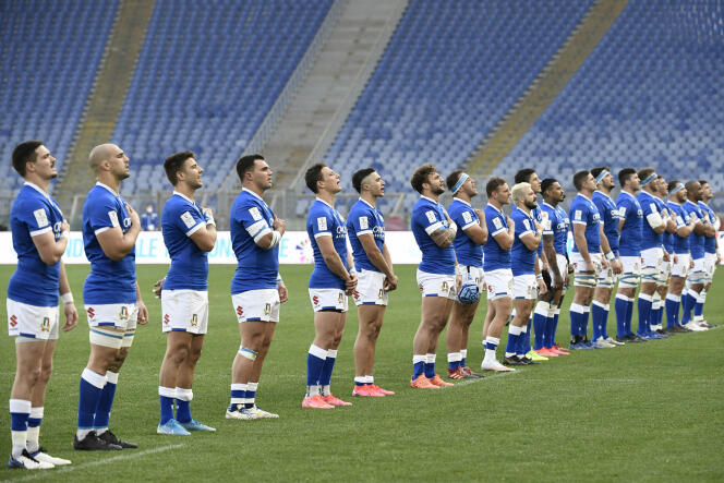 Les joueurs italiens entonnent l'hymne national avant le match du tournoi de rugby des Six Nations entre l'Italie et l'Irlande, au stade olympique de Rome, le 27 février 2021.