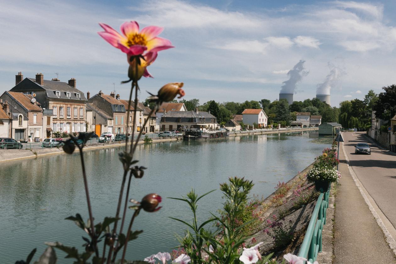 La Seine traverse la ville de Nogent-Sur-Seine (Aube), le 15 juin 2021. Au loin, la centrale nucléaire, située sur la rive droite.