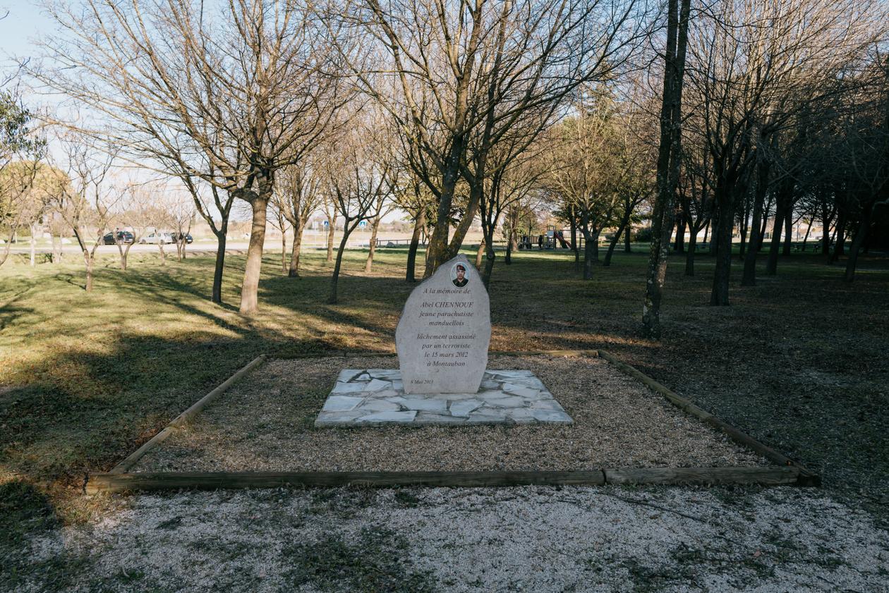 Le parc Abel-Chennouf, du nom du jeune caporal de 25 ans tué par Mohammed Merah en mars 2012, et la stèle qui lui est dédiée, à Manduel (Gard), le 12janvier 2022.