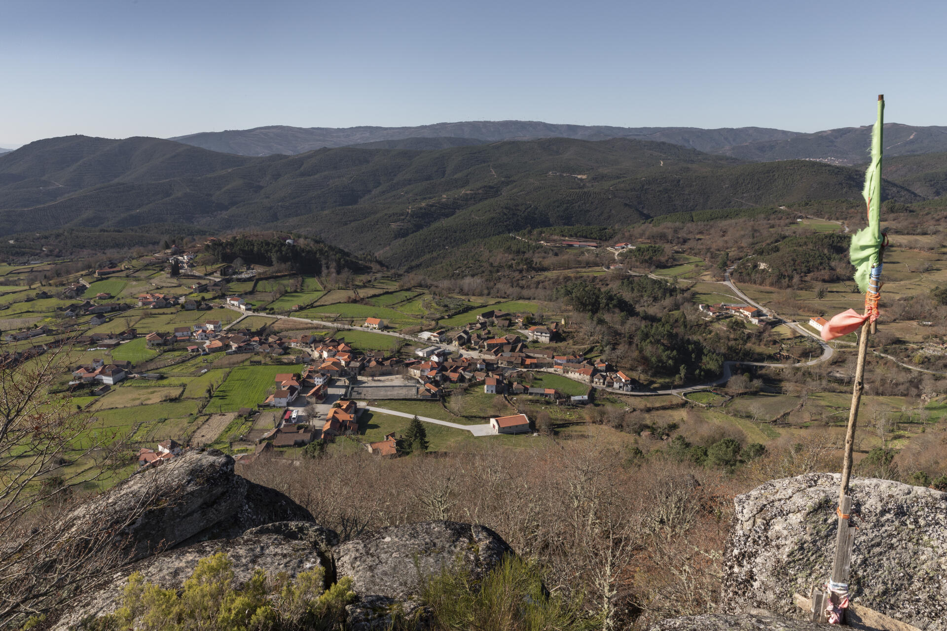 Vue de Covas do Barroso, le 22 janvier 2022. En arrière-plan, il est possible de voir les collines voisines qui ont fait l’objet de forages exploratoires.