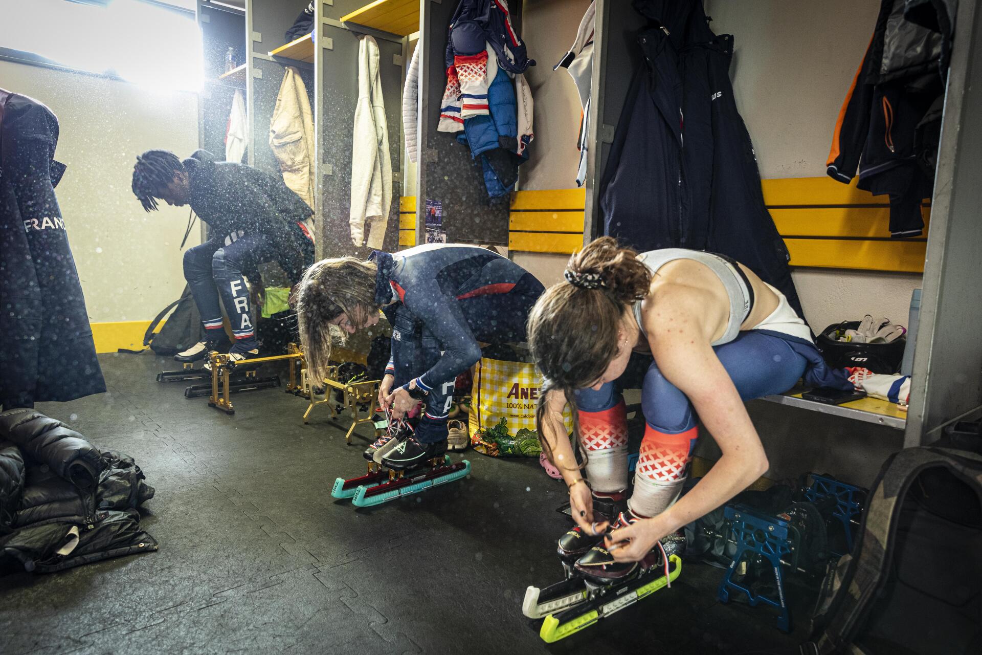 Les patineuses Tifany Huot-Marchand (al centro) e Gwendoline Daudet (à droite) se préparent dans il vestiaire avant un ingressoînement de l'équipe de France de short-track, a Font-Romeu (Pirenei Orientali), le 14 dic 2021 .