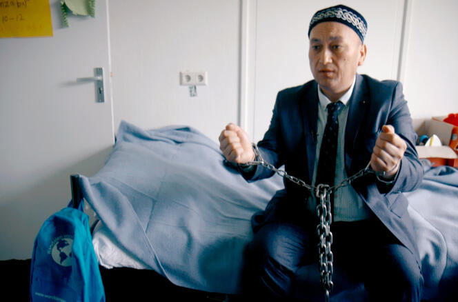 Un ancien détenu de ces « centres de formation » décrit les tortures infligées dans le documentaire « Chine, le drame ouïghour », de François Reinhardt.