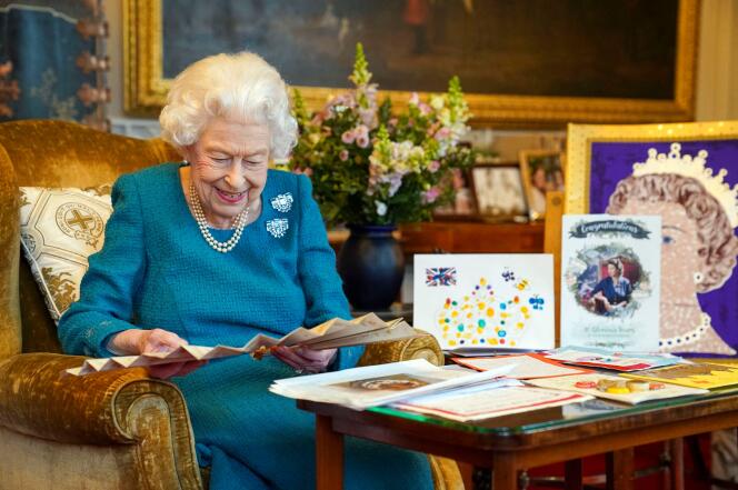 La regina Elisabetta II, circondata dai cimeli del suo giubileo d'oro e di diamanti, al Castello di Windsor, Londra, nel gennaio 2022.