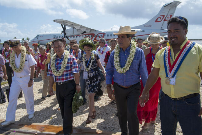 Wang Cheng, président de Tahiti Nui Ocean Foods, et le président de la Polynésie française, Edouard Fritch (centre), à Hao, en mai 2015.