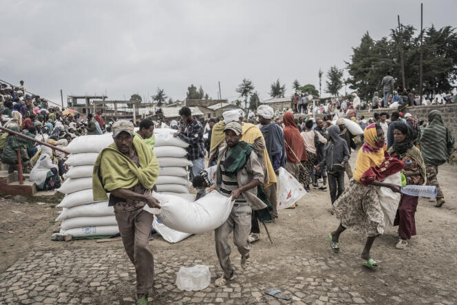 Distribution d’aide alimentaire dans un camp de déplacés à Debark, en Ethiopie, le 15 septembre 2021.