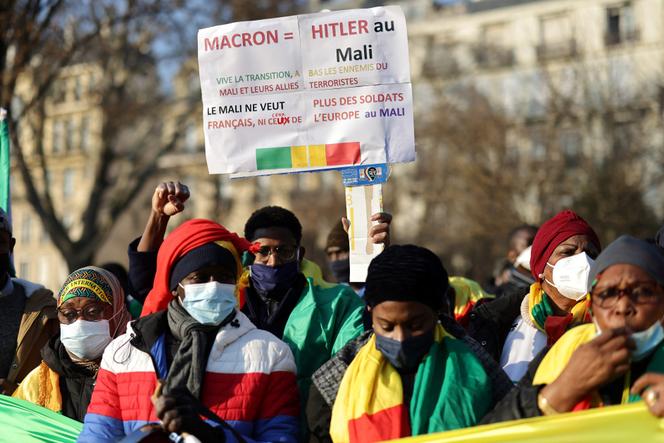 Lors d'une manifestation en faveur de la junte militaire malienne, contre la France et la CEDEAO, devant l'ambassade du Ghana, à Paris, le 15 janvier 2022.