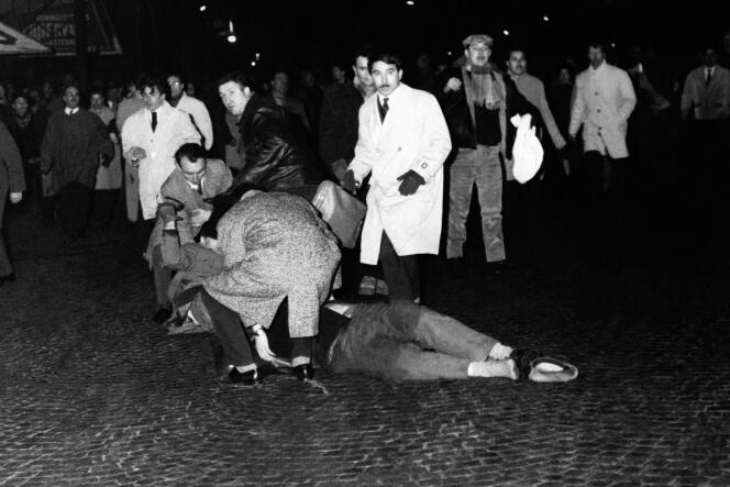 Le 8 février 1962, des manifestants blessés sont en train d’être secourus à la station de métro Charonne, à Paris.